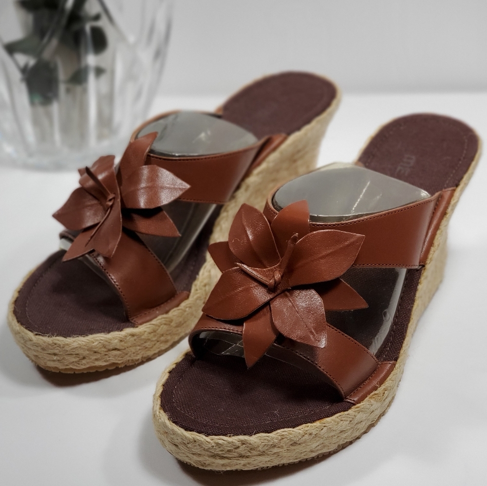 Women's Brown Flower Woven Wedges Size 9